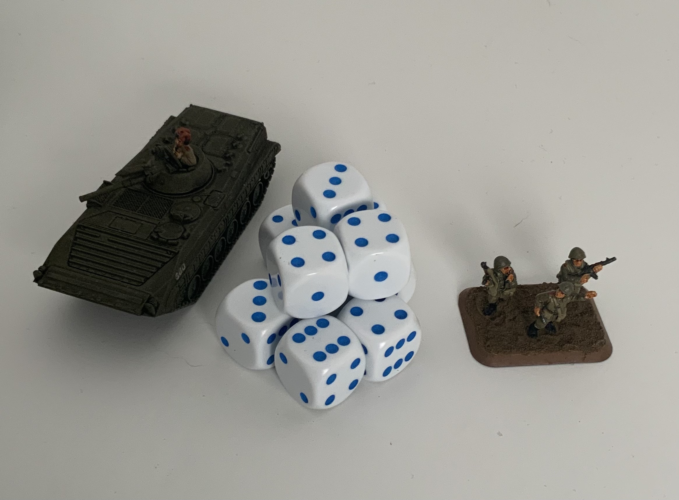 10 x D6 Spot Dice 14mm Opaque White Blue Spot - d6spot14opwhitebs